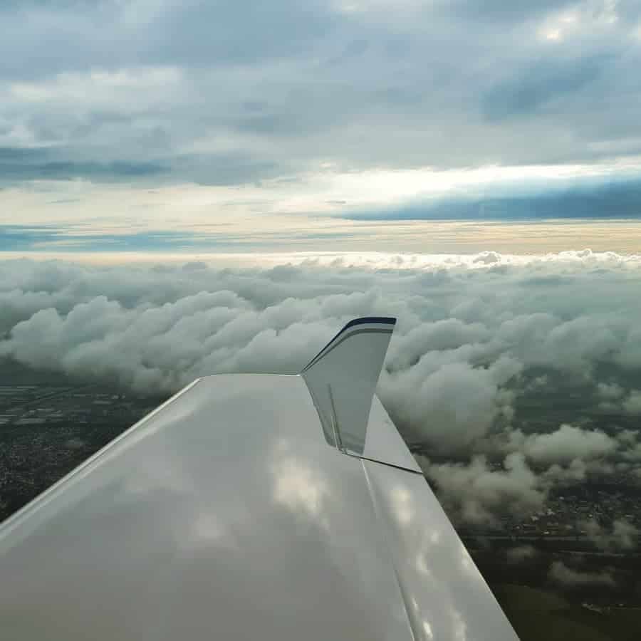 Flüge bei schlechtem Wetter haben auch ihren Reiz. Bei einer kleinen Runde mit unserer Dynamic durften wir einen atemberaubenden Ausblick auf die mächtige Wolkenformation über Augsburg genießen. #augsburgcity #sportinaugsburg #motorflug #dynamicwt9 #wetter